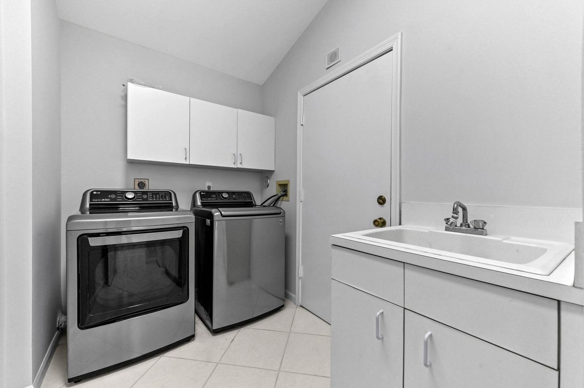 Building Photo - 14066 Glenlyon Ct