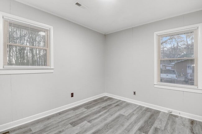 Building Photo - MOVE-IN READY! 3 BR, 1 BA Brick Ranch *EXCELLENT Wayne Mem. Drive Location!*