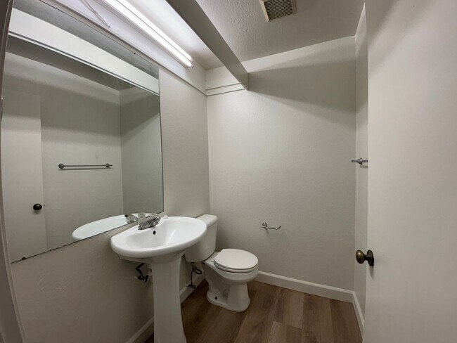 Building Photo - Spacious Updated Bonita Condo