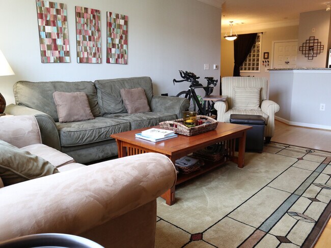 Living room - 10 Perimeter Summit Blvd NE