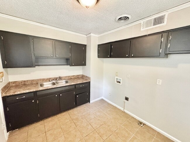 Building Photo - 4179 Leweir St