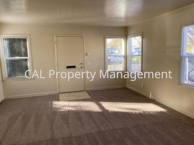 Building Photo - Two Bedroom for Rent in South Salinas, CA!