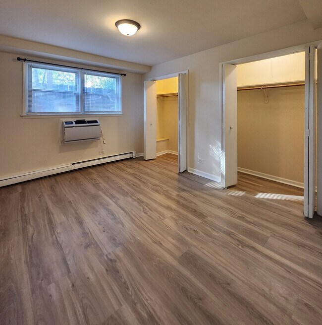 Building Photo - 2005 W Touhy Ave