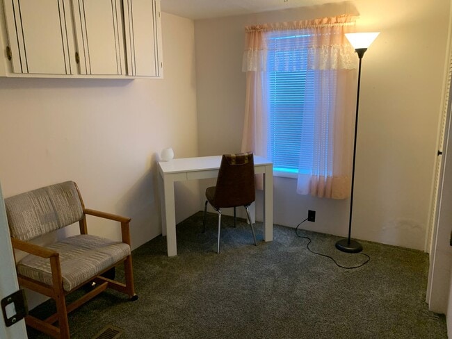 Building Photo - Great 4 bed 2 bath Mobile