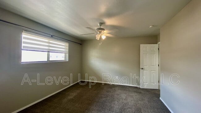 Building Photo - 965 N Venice Ave