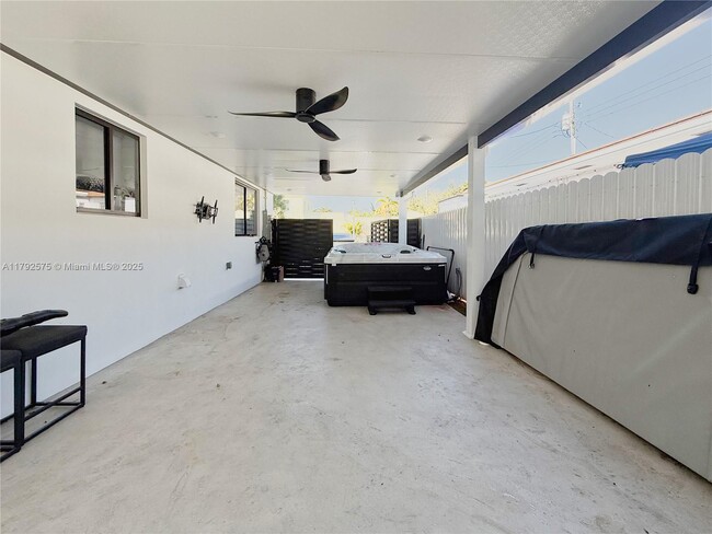 Building Photo - 927 SW 18th Ave