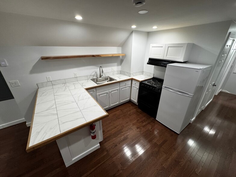 Building Photo - 32 Center St