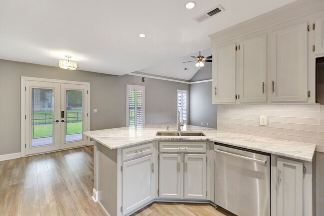 Building Photo - Beautiful Home in The Hamlets