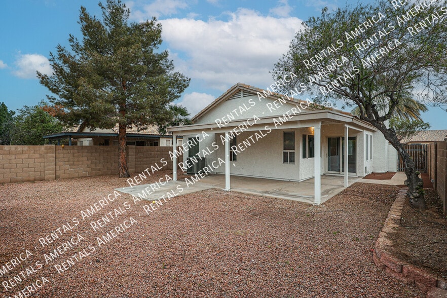 Building Photo - 2517 W Sheffield Ave