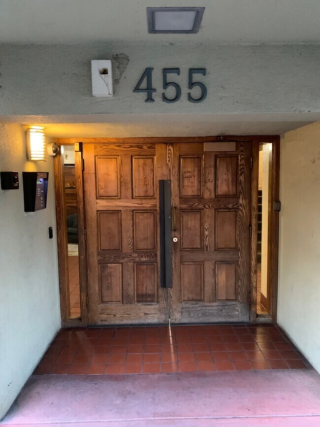 Building Photo - 455 Crescent St
