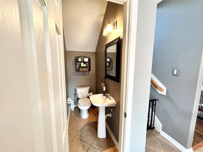 Building Photo - 2225 Naomi St