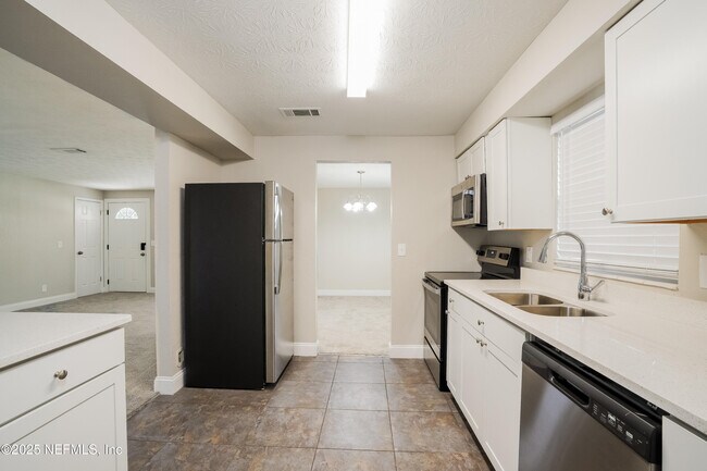 Building Photo - 583 Madeira Dr