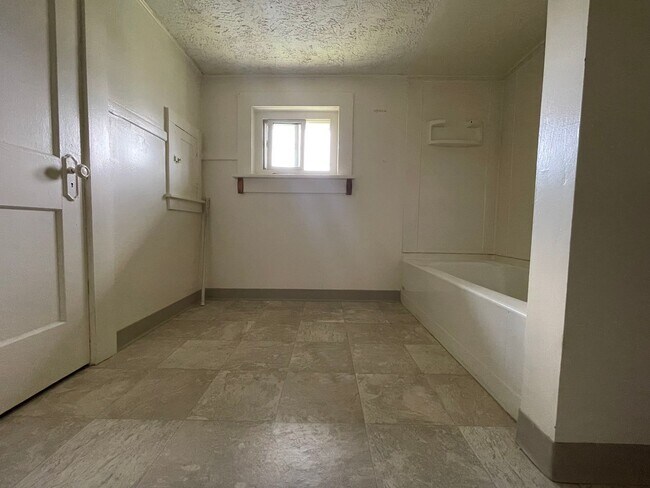 Building Photo - cr200