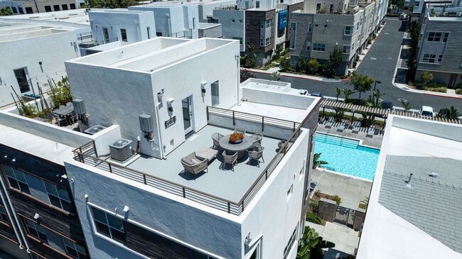 Building Photo - FURNISHED MODEL TOWNHOME IN HOA COMMUNITY
