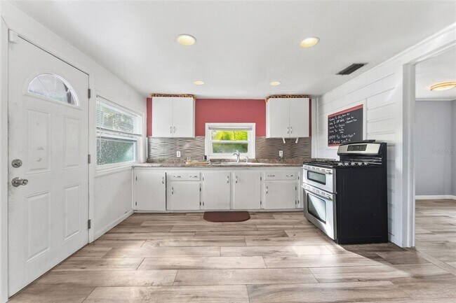 Building Photo - 8010 Riverview Dr