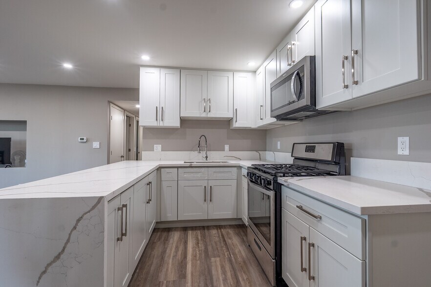 Building Photo - 20454 Strathern St