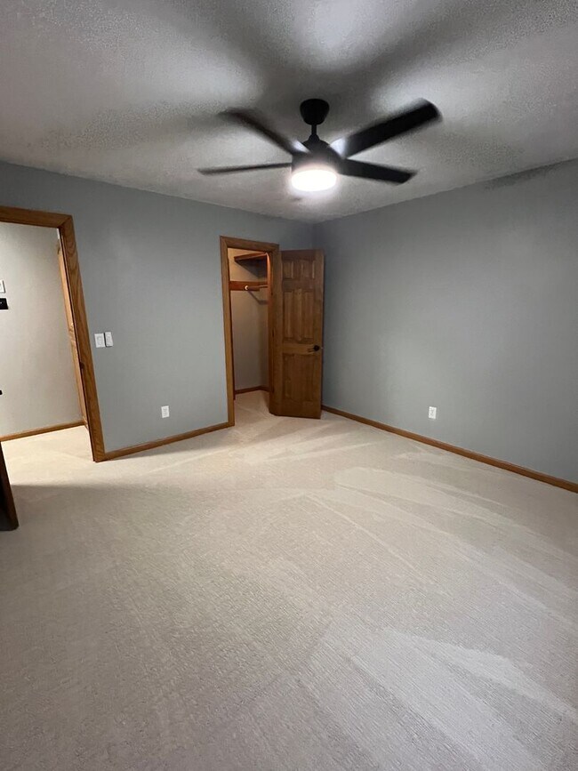 Building Photo - 5 bedroom/3 bath w/mother in law style qua...