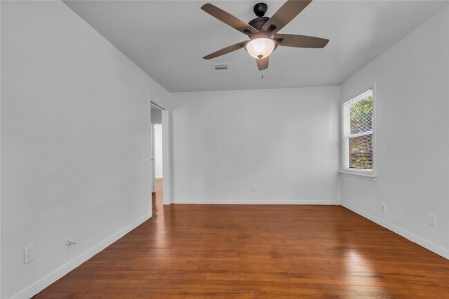 Building Photo - 807 1/2 Fisher Street Unit