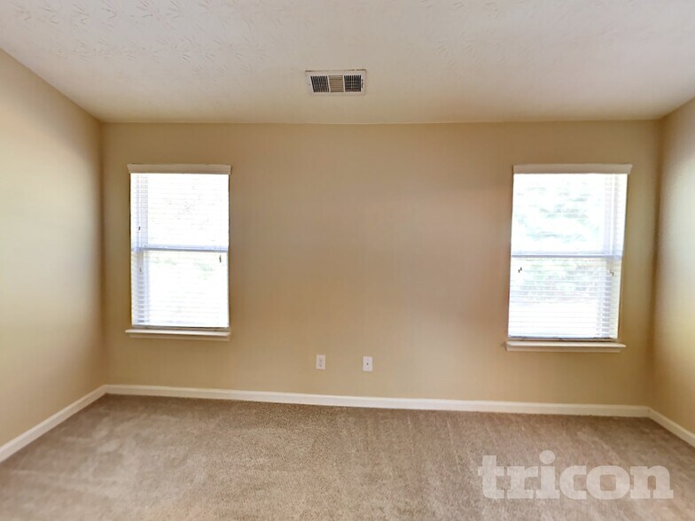 Building Photo - 9453 Lakeview Rd