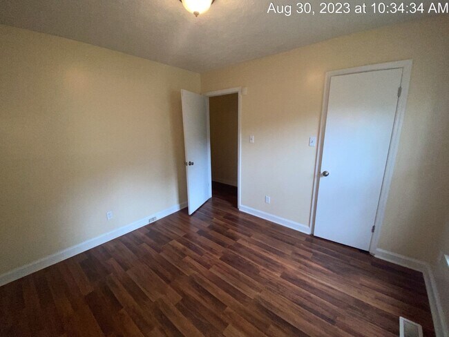 Building Photo - 429 Oakgrove Dr