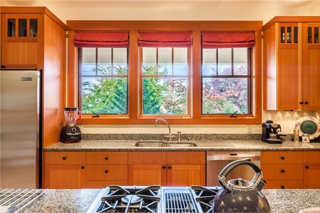 Building Photo - Meticulously designed Craftsman in North Beach with private beach access.
