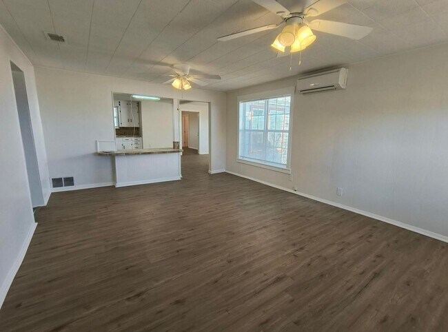 Building Photo - Charming and Spacious 3 bedroom, 2 bath home AVAILABLE NOW!