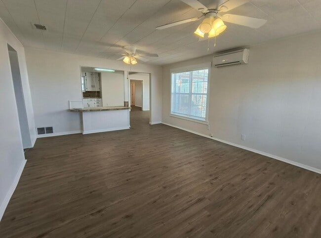 Building Photo - Charming and Spacious 3 bedroom, 2 bath home COMING SOON!