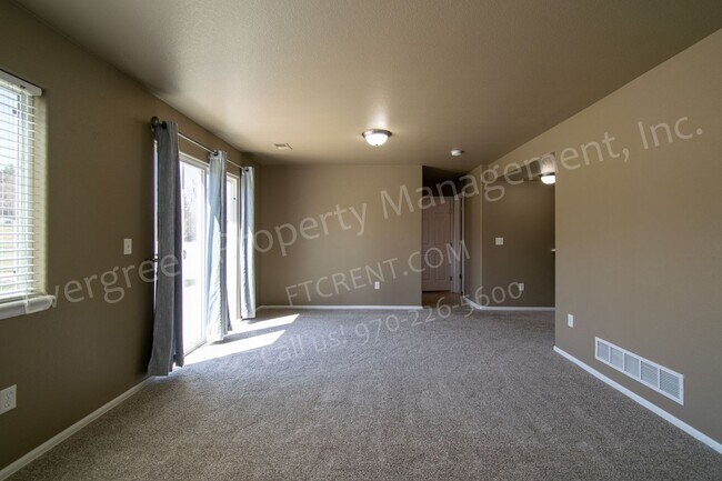 Building Photo - 3 bed, 3 bath Corner Lot in the Maple Hill...