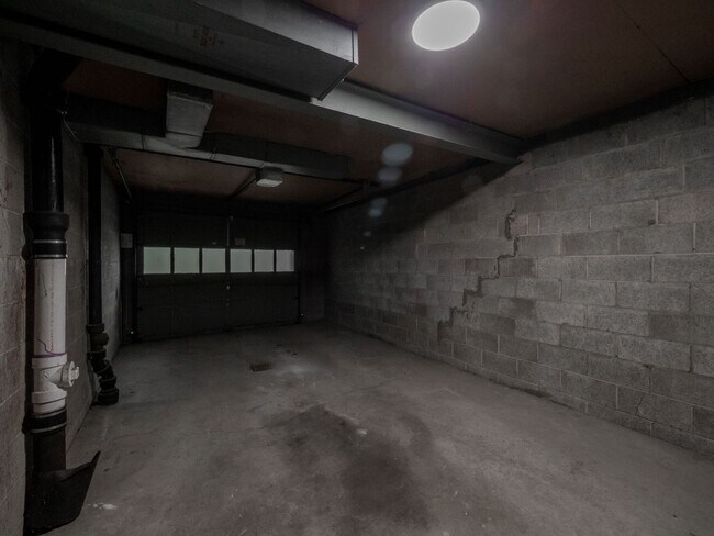 Building Photo - TRENT 547