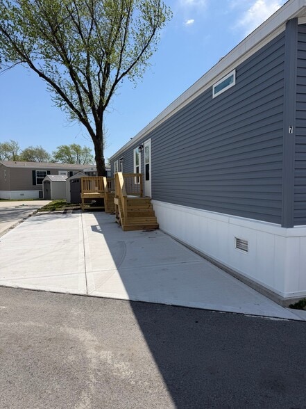 Building Photo - 14001 S Western Ave