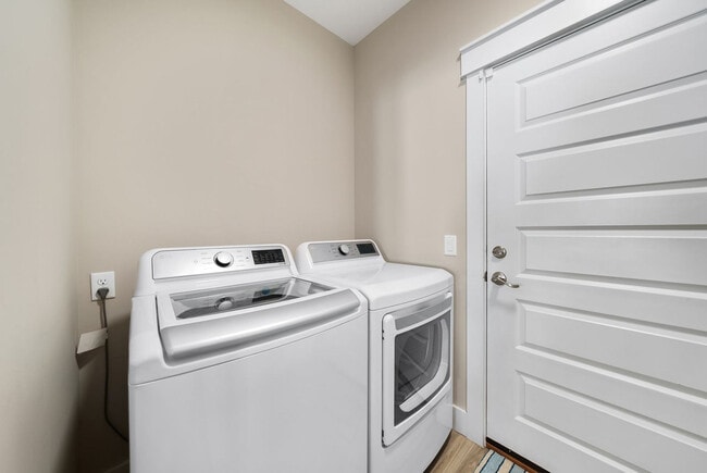 Building Photo - 121 Christmas Tree Ln