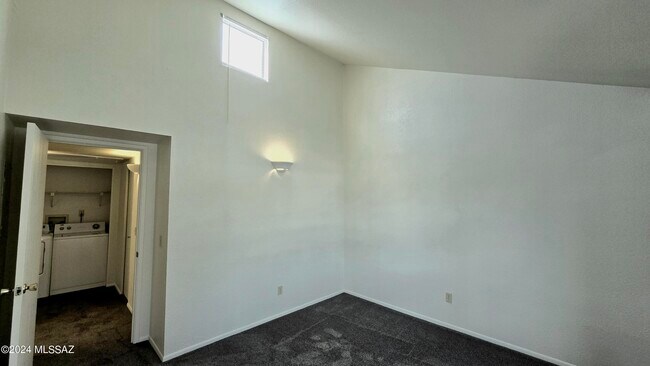 Building Photo - 3690 N Country Club Rd