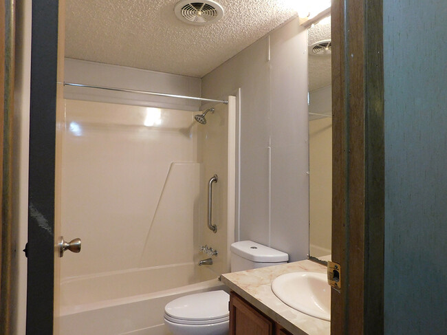 Building Photo - 20742 Meadowbrook Dr