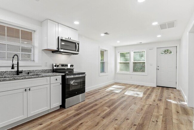 Building Photo - 3169 Westover Dr