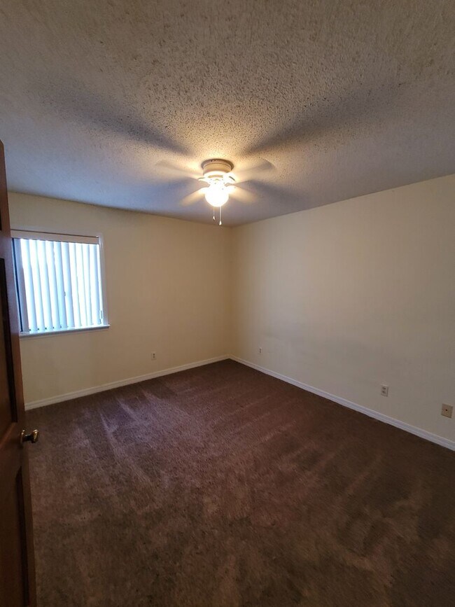 Building Photo - 8730 Thomas Dr