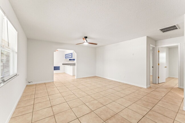 Building Photo - Charming 2-Bed Duplex Retreat in Edgewater...