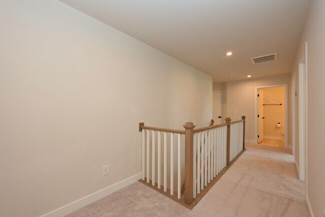 Building Photo - Updated Gallatin Townhome | 3BR + Garage, W/D Included