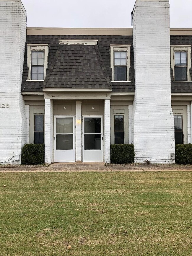 Building Photo - 2125 Beaumont Dr
