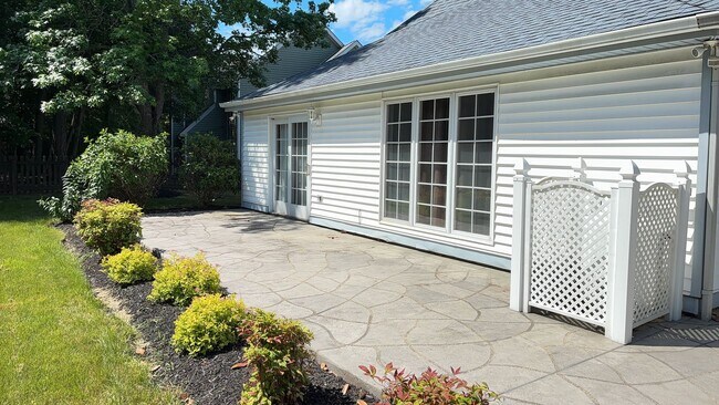 Building Photo - Nice Three-bedroom Two Car Garage corner lot
