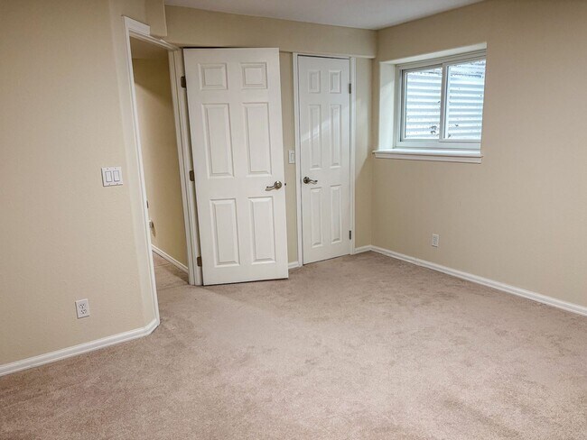 Building Photo - Spacious 4-bedroom, 3-bathroom home located in the Deer Run neighborhood