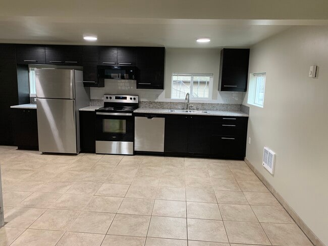 Lots of cupboards! - 1924 SE 139th Ave