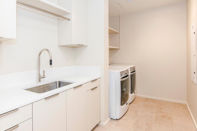 Building Photo - Park Lane Garden Suite