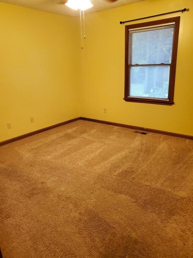 Building Photo - Adorable 3BR 1BA Home w/ Laundry near Sycamore Twp  3BR SFR • Stainless Appliances • Large Yard i...