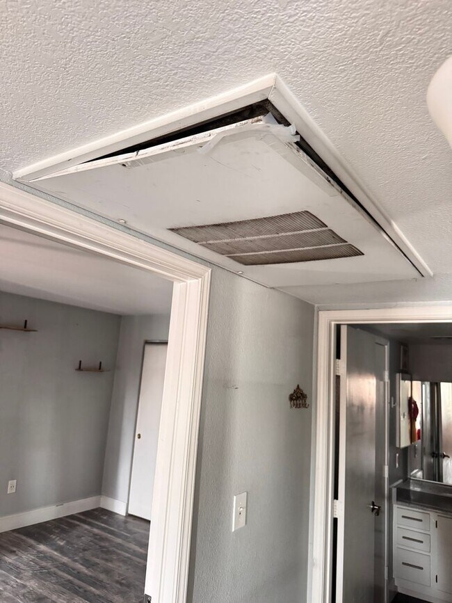 Building Photo - 2nd Floor 2 Bedroom Condo in Gated Community