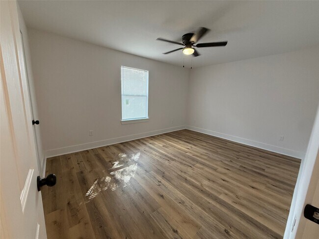 Building Photo - 611 N Eastwood St