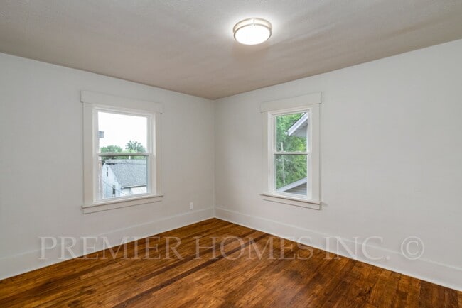 Building Photo - 3 Bed Home with Garage, Private Driveway & Yard – $1,495/mo