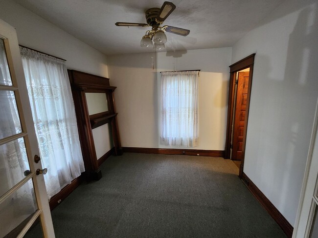 Building Photo - Great 2 Bedroom House in Moline