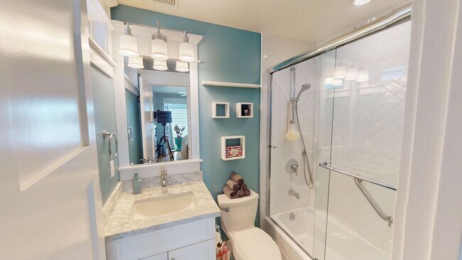 Building Photo - Spacious 3 Bed Coronado Home Available Unf...