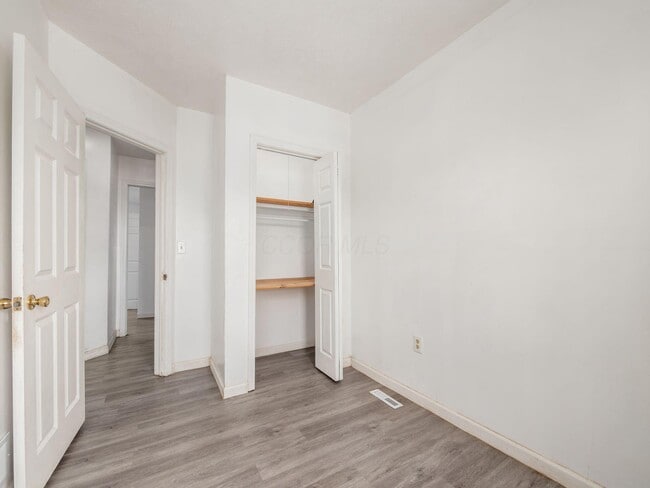 Building Photo - 100 S Oakley Ave
