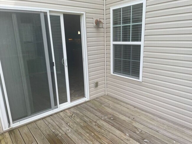 Building Photo - Large 3 Bedroom/2.5 Bath/Bonus/Florida Room